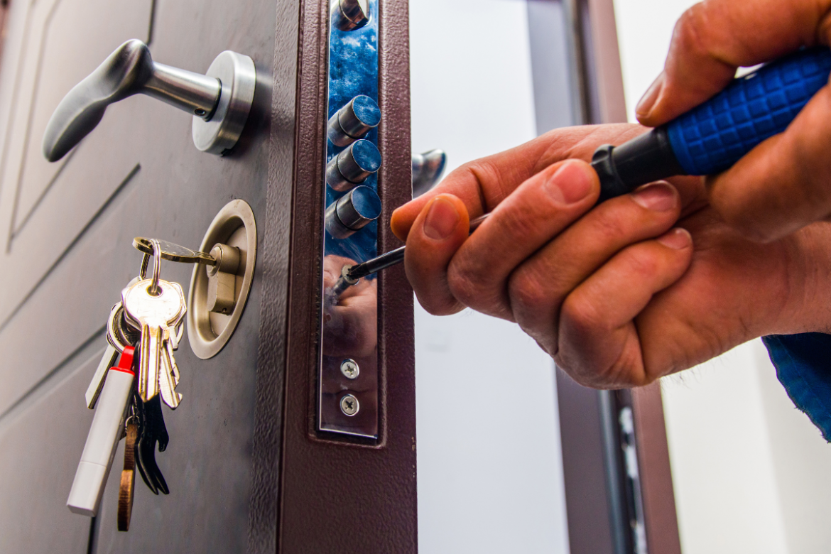 24/7 Emergency Locksmith Services: What to Do During a Lockout